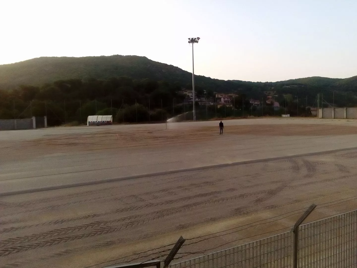 LAVORI IN CORSO AL MARISTIAI – NUOVO TAPPETO IN TERRA BATTUTA –