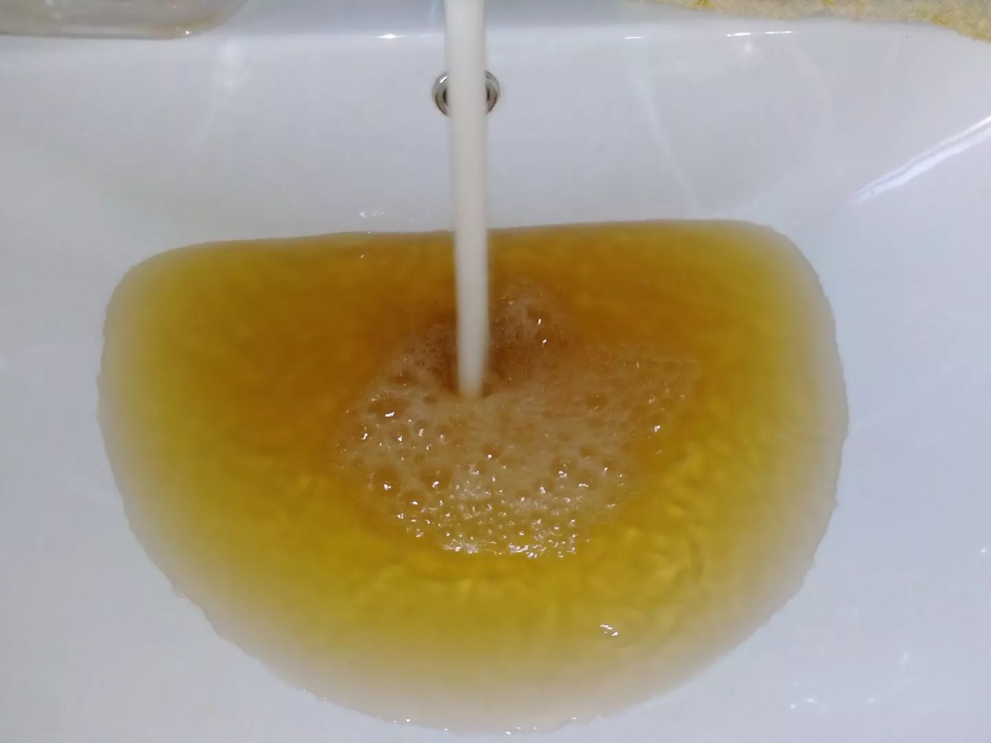 L’ACQUA COLORATA DI GIALLO..DALLA RETE IDRICA DI GAVOI