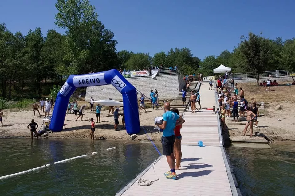 DOMENICA AL VIA L’ESTATE DEL TRIATHLON GENNARGENTU NEL LAGO DI GUSANA