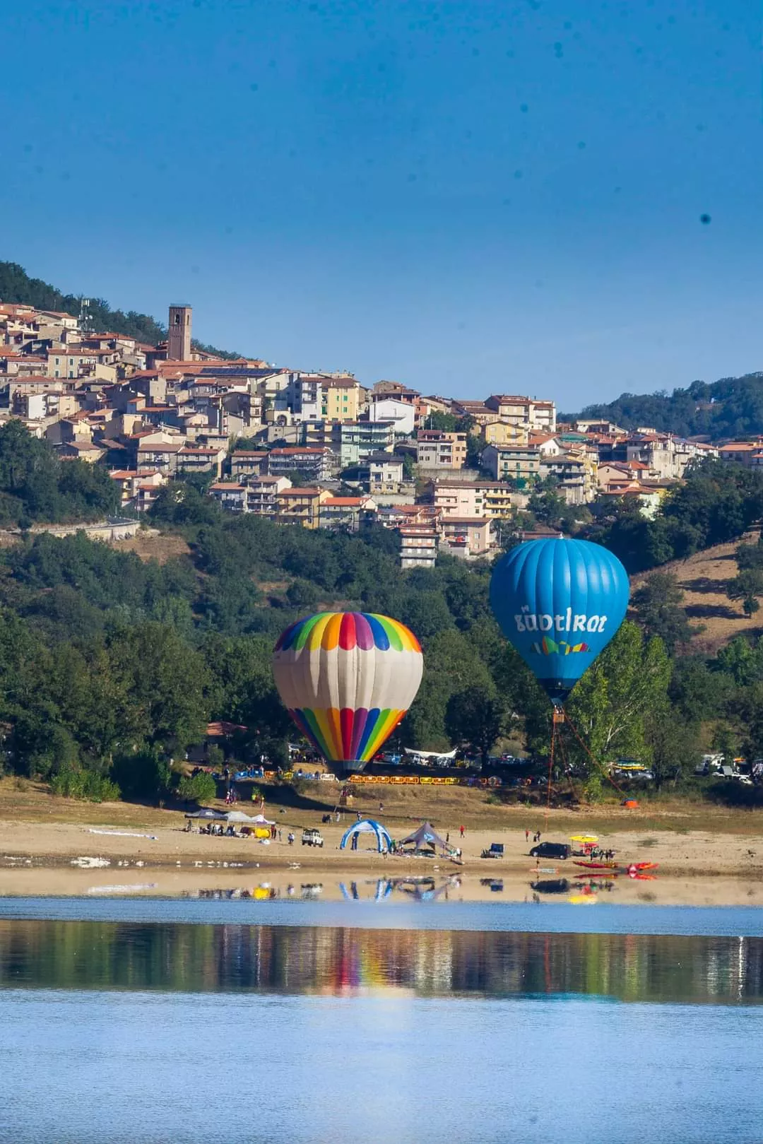 LO SPETTACOLO DELLE MONGOLFIERE NEL LAGO DI GUSANA A GAVOI