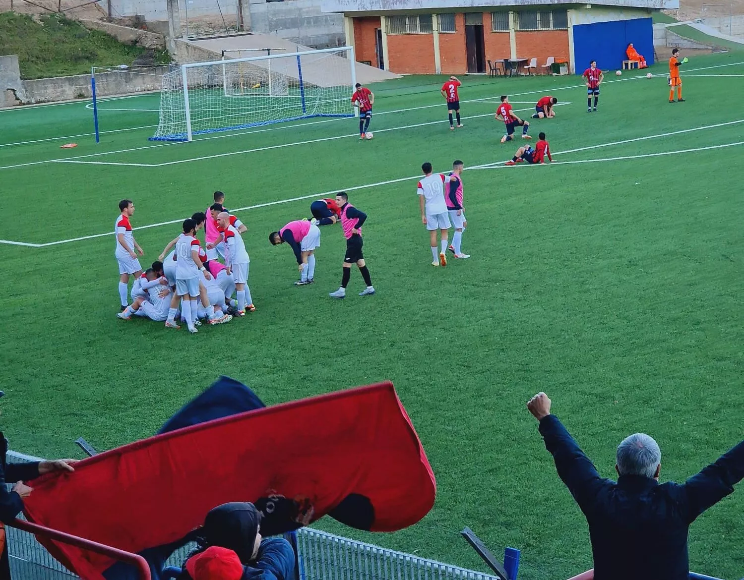 La gioia dei tifosi e dei giocatori di Gavoi al pareggio di Mele